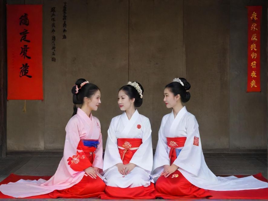 专业技师正在进行按摩的局部特写,柔和的灯光营造出放松的氛围,整体呈现禅意日式风格。