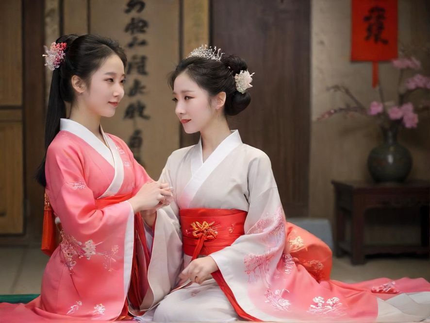 广州奢华会所入口,霓虹灯光映照,营造出神秘而诱人的氛围。