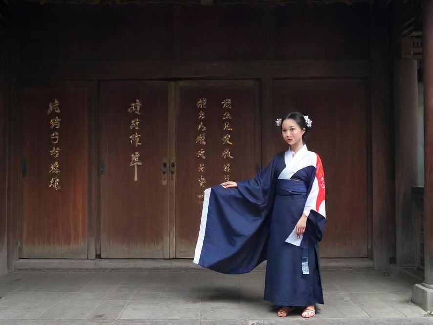 一间布置温馨、灯光柔和的私密房间,现代简约的家具搭配舒适的软装,营造出极致放松的氛围。