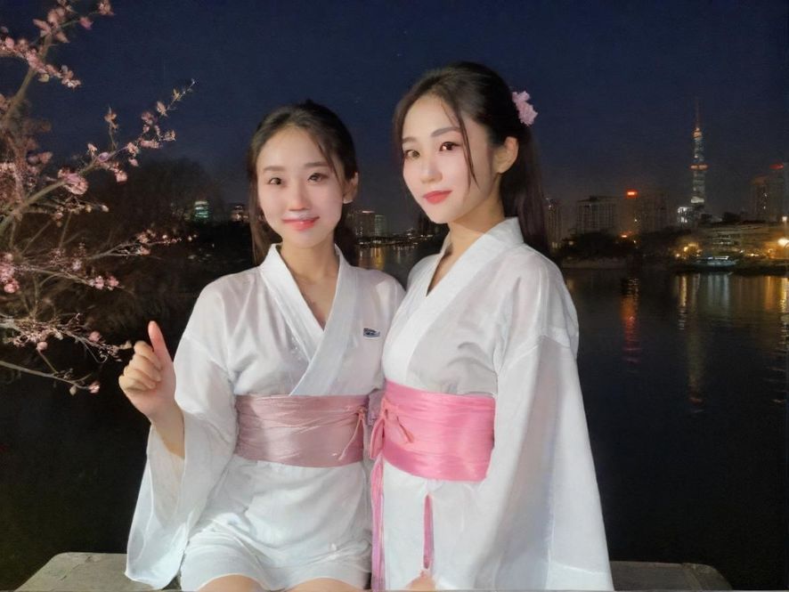 夜场桑拿会所入口，霓虹灯光在城市夜晚中闪烁，广角镜头捕捉了其神秘而诱人的氛围。