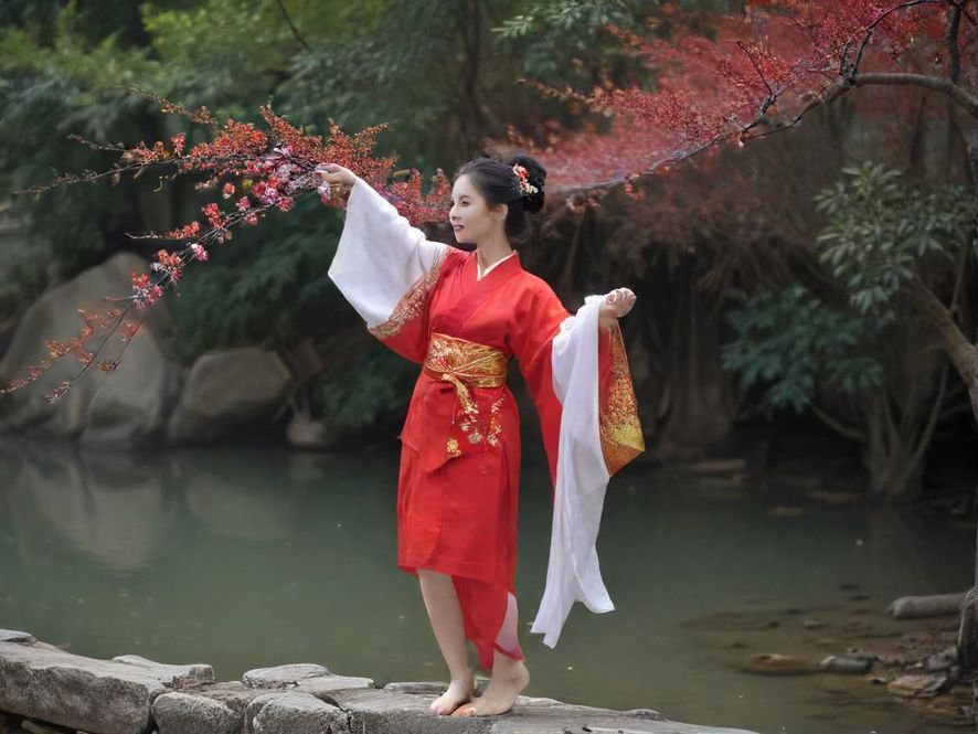 广州桑拿区内部,蒸汽缭绕,暖色灯光营造出温馨舒适的氛围,人们在其中放松身心。